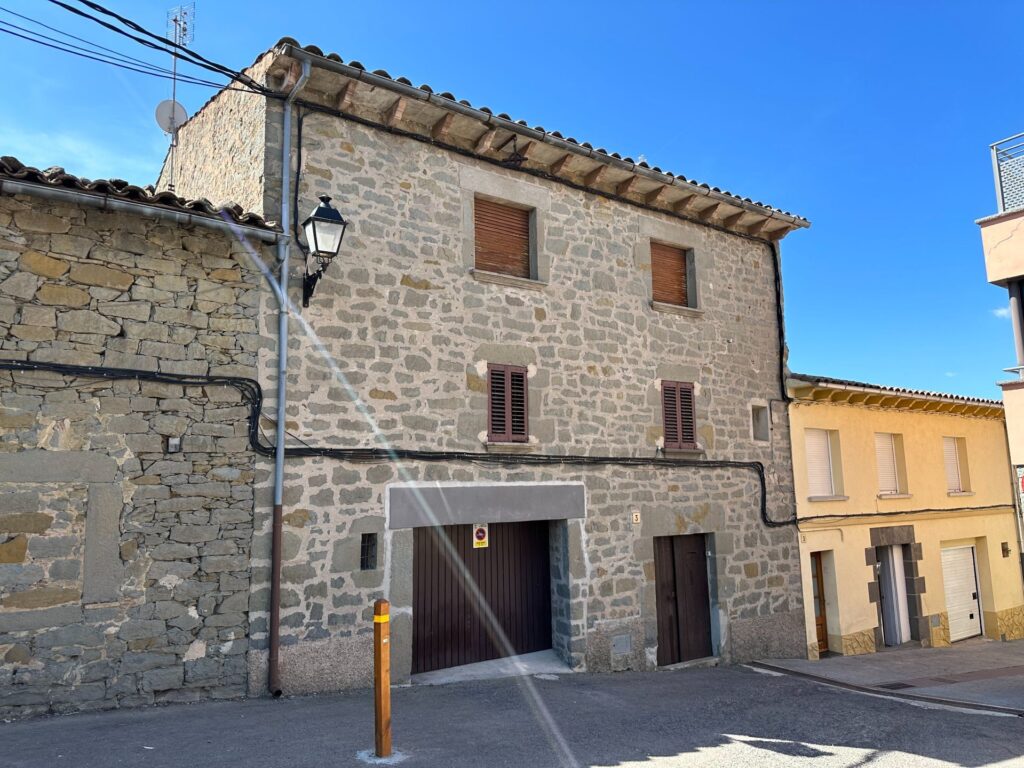 Huis Te koop in L'Esquirol in Spanje, gelegen aan de Costa Brava
