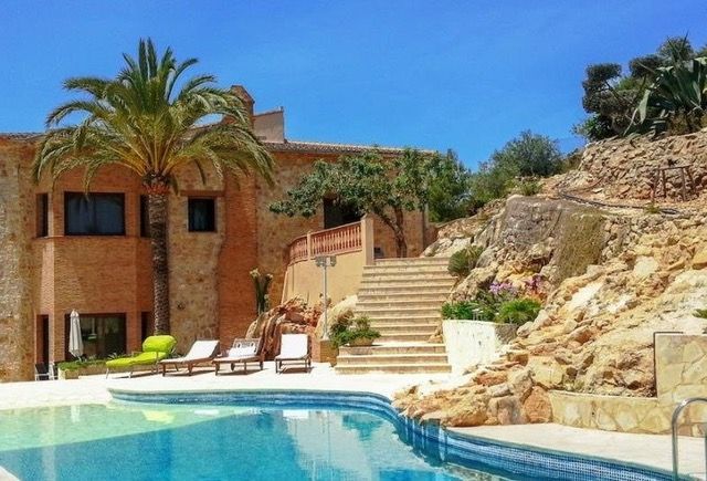 Terras en vooraanzicht van resale villa in Pedreguer in Spanje, gelegen aan de  Costa Blanca-Noord