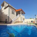 Zwembad en vooraanzicht van resale villa in San Miguel De Salinas in Spanje, gelegen aan de  Costa Blanca-Zuid