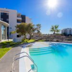 Gemeenschappelijk zwembad van nieuwbouw appartementen in Villamartin in Spanje, gelegen aan de  Costa Blanca-Zuid
