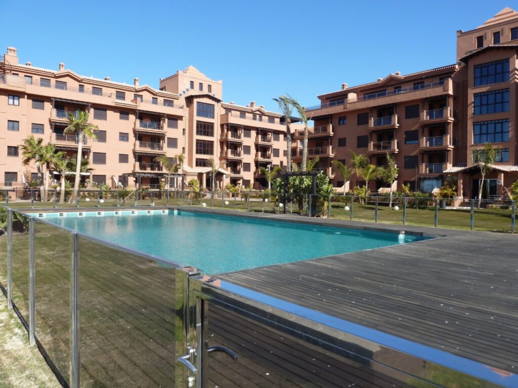 Gemeenschappelijk zwembad en vooraanzicht van resale appartementen in Motril in Spanje, gelegen aan de  Costa del Sol-Oost