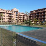 Gemeenschappelijk zwembad en vooraanzicht van resale appartementen in Motril in Spanje, gelegen aan de  Costa del Sol-Oost