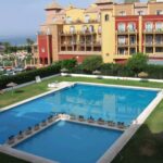 Gemeenschappelijk zwembad en vooraanzicht van resale appartementen in Torrox in Spanje, gelegen aan de  Costa del Sol-Oost
