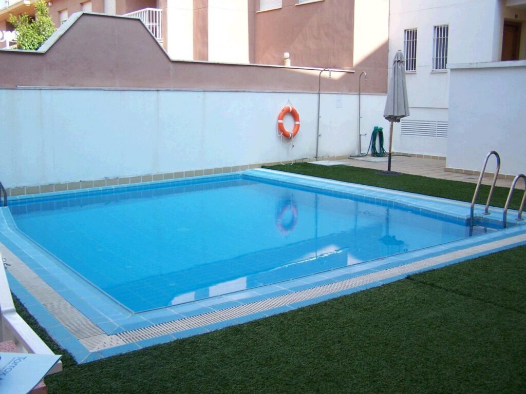 Gemeenschappelijk zwembad van resale appartementen in Torrox in Spanje, gelegen aan de  Costa del Sol-Oost