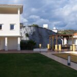 Tuin en vooraanzicht van nieuwbouw huis in Almunecar in Spanje, gelegen aan de  Costa Tropical