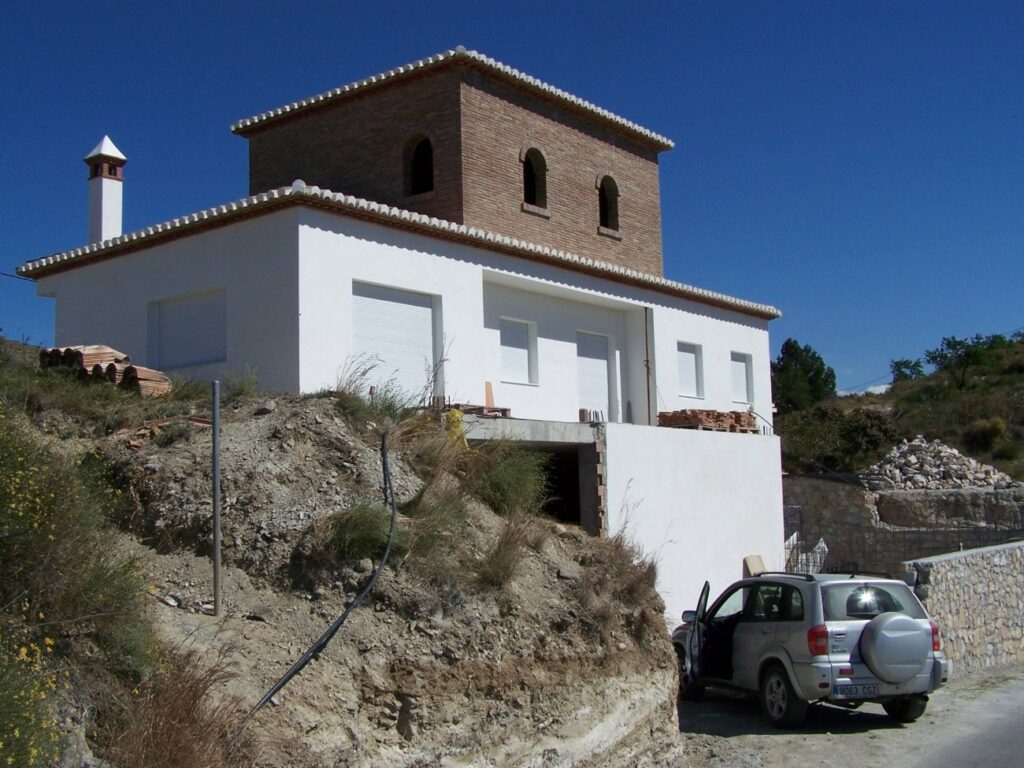 Vooraanzicht van nieuwbouw villa in Almunecar in Spanje, gelegen aan de  Costa Tropical