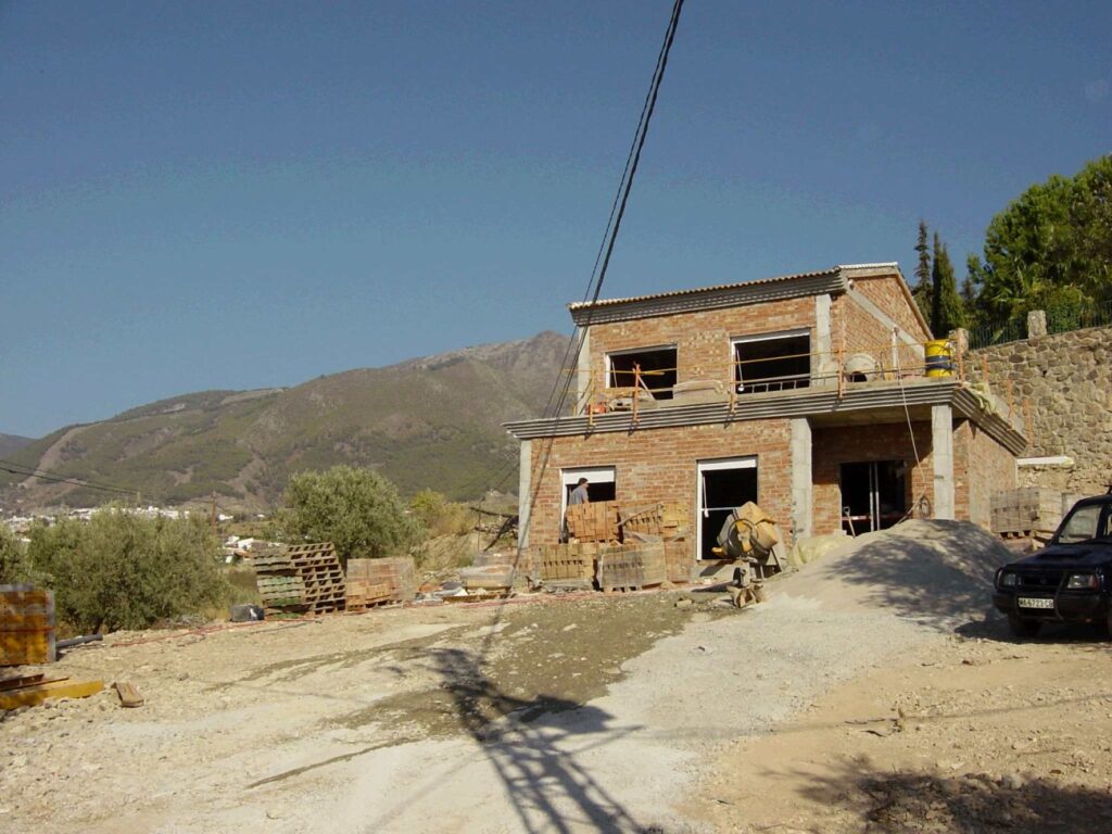 Vooraanzicht van resale villa in Alcaucin in Spanje, gelegen aan de  Costa del Sol-Oost