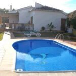Zwembad en vooraanzicht van resale villa in Frigiliana in Spanje, gelegen aan de  Costa del Sol-Oost