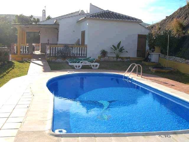 Zwembad en vooraanzicht van resale villa in Frigiliana in Spanje, gelegen aan de  Costa del Sol-Oost