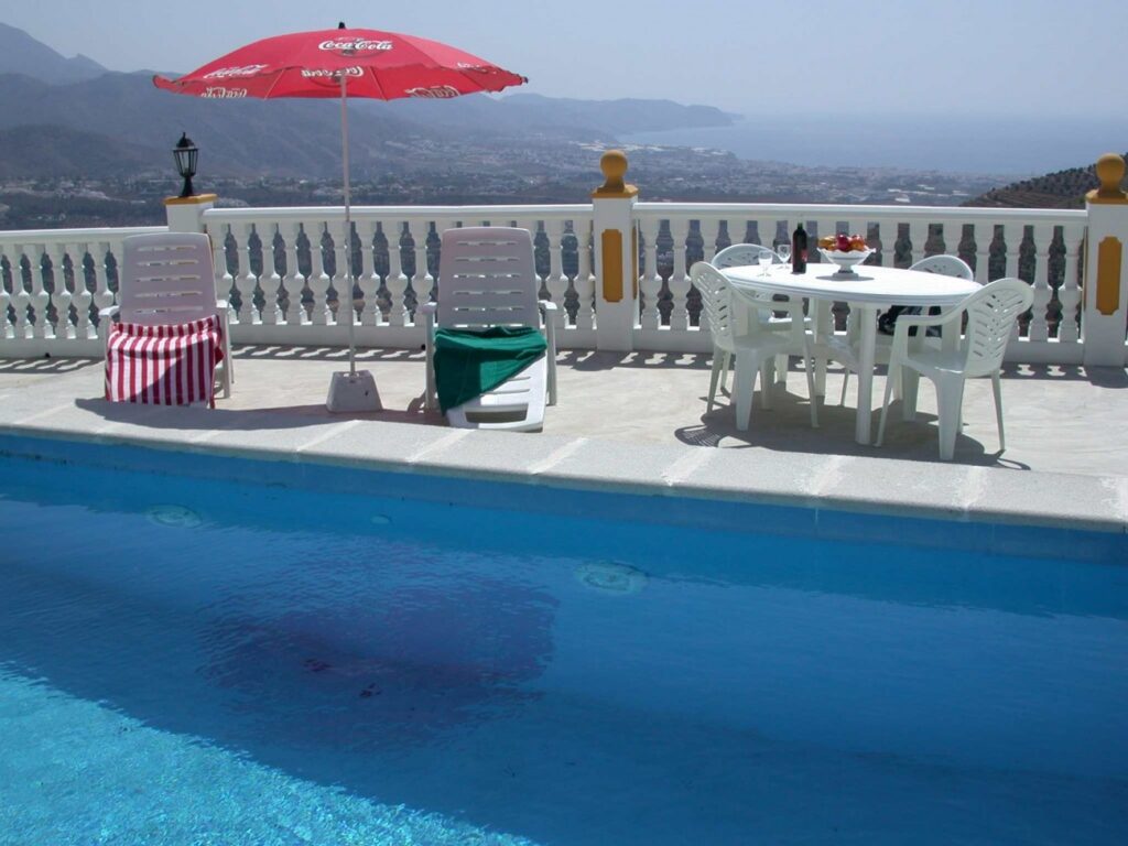 Zwembad van resale villa in Frigiliana in Spanje, gelegen aan de  Costa del Sol-Oost