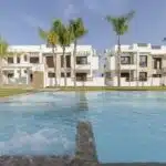 Gemeenschappelijk zwembad en vooraanzicht van nieuwbouw appartementen in Torrevieja in Spanje, gelegen aan de  Costa Blanca-Zuid