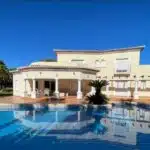 Zwembad en vooraanzicht van resale villa in Javea in Spanje