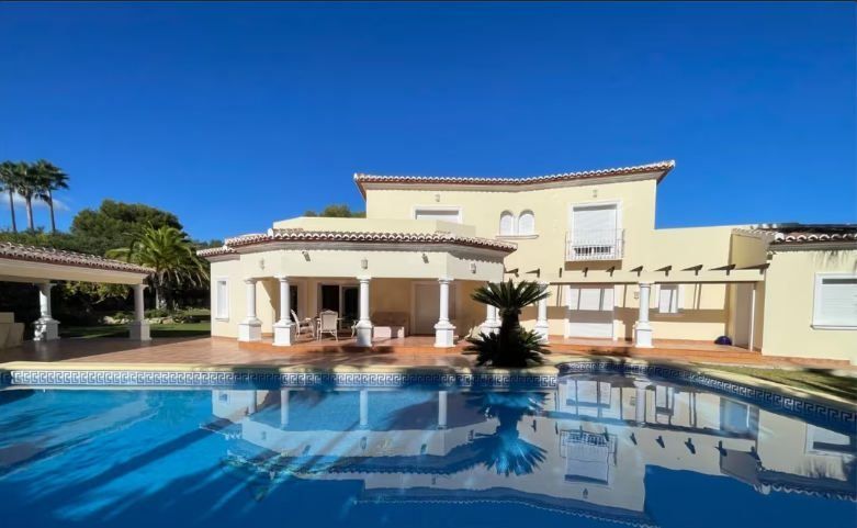 Zwembad en vooraanzicht van resale villa in Javea in Spanje