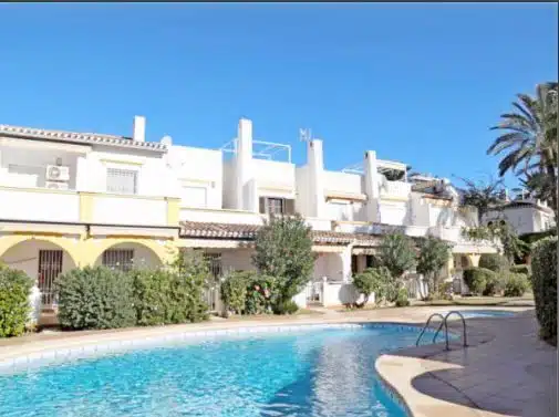 Zwembad en vooraanzicht van resale villa in Javea in Spanje