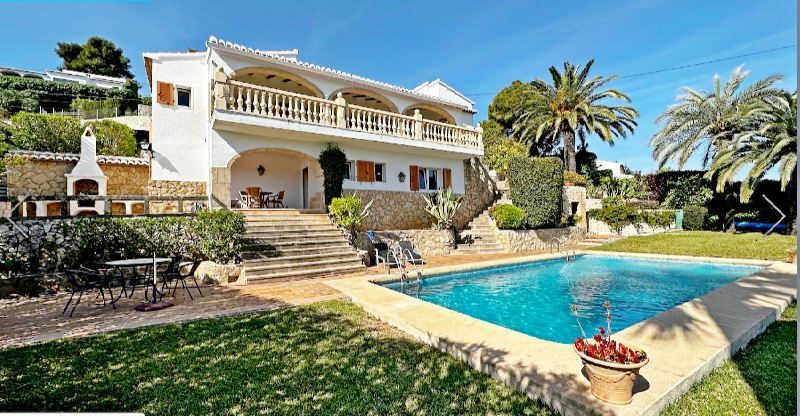 Zwembad en vooraanzicht van resale villa in Javea in Spanje, gelegen aan de  Costa Blanca-Noord