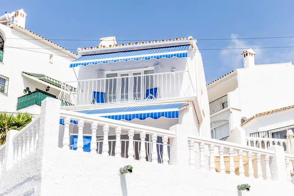 Vooraanzicht van resale villa in Nerja in Spanje, gelegen aan de  Costa del Sol-Oost