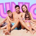 Familie op het strand in juli