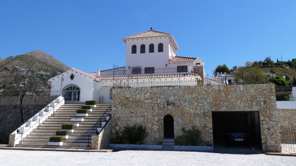 Vooraanzicht van villa in Competa in Spanje