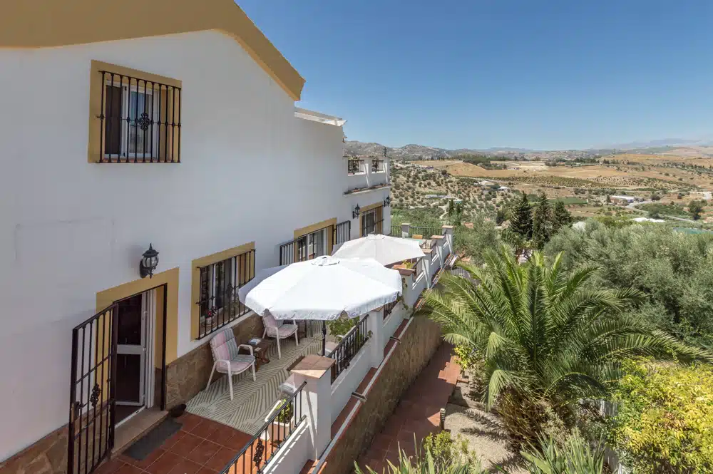 Panoramisch zicht en terras van villa in Vinuela in Spanje
