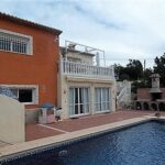 Zicht op terras met zwembad van Villa Te koop in Calpe in Spanje, gelegen aan de Costa Blanca-Noord